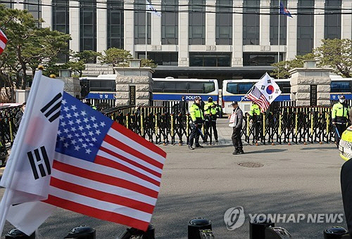 10일 서울 종로구 헌법재판소 앞에서 경찰들이 근무를 서고 있다. 이르면 이번 주 윤석열 대통령에 대한 탄핵심판 선고가 예상된다. [연합뉴스]